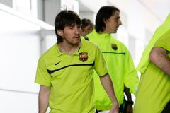 Lionel Messi po příjezdu autobusem