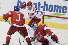 Židlický a Poulsen v souboji před Pavelcem, zápas Česko - Dánsko