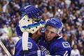 Finále Stanley Cupu 2011: Vancouver - Boston (Alex Burrows a Roberto Luongo)