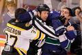 Finále Stanley Cupu 2011: Vancouver - Boston (Patrice Bergeron a Alex Burrows)