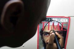 Americký voják a podobizna Usámy bin Ládina