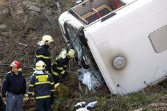 Autobus spadl ze skály