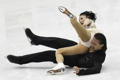 Pád Yuko Kavaguti a Alexander Smirnov (Rusko)