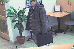 Muž vyhrožoval v bance bombou