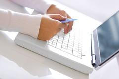 E-shop, internetový obchod, online nakupování, platební karta, PC, počítač, ilustrační foto