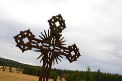 hrob hřbitov kříž