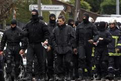 Speciální zásahová jednotka opouští místo činu v Toulouse