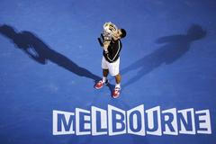 Novak Djokovič s trofejí z AO