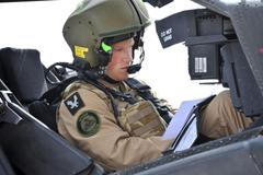 Princ Harry ve vrtulníku Apache