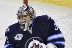 Ondřej Pavelec při jednom ze svých zákroků v dresu Winnipeg Jets v utkání NHL
