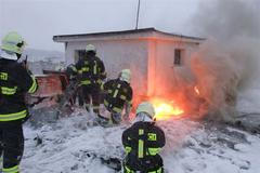 Požár paneláku v Jirkově na Chomutovsku