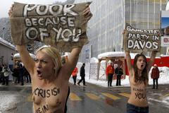 Protest feministek na Ekonomickém světovém fóru v Davosu