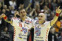 Dalibor Cutura (L) and Ivan Nikcevic (Srbsko, radost)