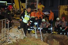 Vyprošťování dělníka z výkopu v Suchdolu