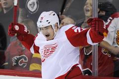 Jiří Hudler (Detroit Red Wings) dal gól Calgary Flames (oslava) v utkání NHL