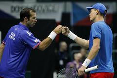 Radek Štěpánek a Tomáš Berdych při utkání Davis Cupu (2012, vs Itálie)