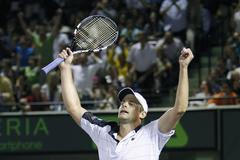 Andy Roddick se raduje z vítězství nad Federerem