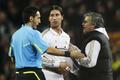 Kouč Realu Madrid José Mourinho v diskuzi s rozhodčím