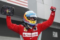 Alonso slaví vítězství v Malajsii