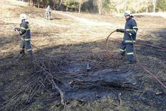 Hasiči varují před neopatrným vypalováním trávy