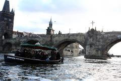 Otužilci u Karlova mostu