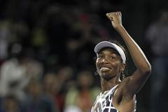 Venus Williamsová se raduje z vítězství nad Petrou Kvitovou