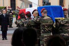 Sarkozy na pohřbu zastřelených vojáků