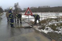 Odčerpávání vody z tajícího sněhu