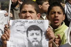 Adnanova hladovka vyhnala do ulic tisíce Palestinců