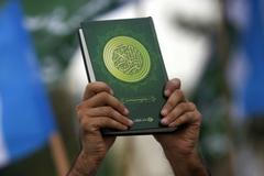 Muslimové Korán protest