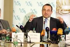 TK Josefa Dobeše k rezignaci