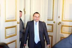 TK Josefa Dobeše k rezignaci