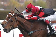 Hnědka Merbela s žokejem Milanem Zatloukalem vítězí v Gomba handicapu