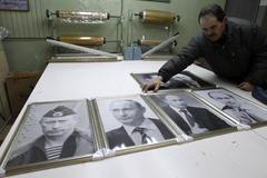 Tkalcovna, kde vyrábí koberce/tapiserie s Putinem