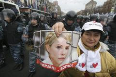 Před soudní budovou se shromáždily stovky demonstrantů - "pro" i "proti" Tymošenkové