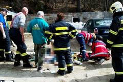 Muž zavalený radlicí nakladače