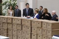 Miliardář Michail Prochorov předává své dva miliony podpisů