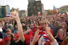 Fanoušci sledují hokej na Staroměstském náměstí