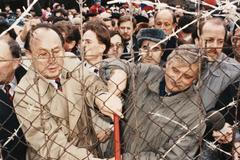 Hans-Dietrich Genscher a Jiří Dienstbier stříhají železnou oponu