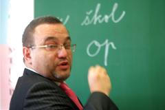 Josef Dobeš na návštěvě škol