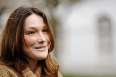 Carla Bruni-Sarkozy při návštěvě dětské kliniky v Garchesu