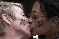 Zákonodárci státu Washington schválili zákon o sňatcích gayů