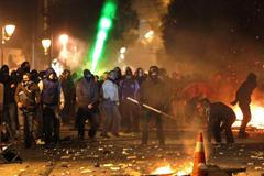 Řecký parlament schválil úspory, v ulicích byly protesty