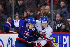 Tomáš Hertl na juniorském MS 2012 (a Martin Daloga)