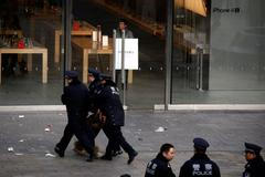 Rvačka před obchodem Apple v Číně