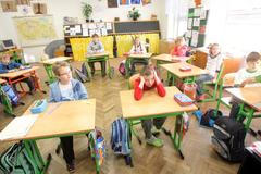 Josef Dobeš na návštěvě škol