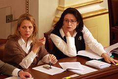 Poslanci a poslankyně schůzují