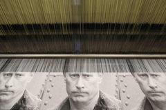 Tkalcovna, kde vyrábí koberce/tapiserie s Putinem