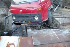 Náklaďák vjel na střechu domu