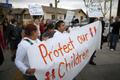 Protesty rodičů proti zneužívání dětí ve škole